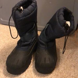 Youth snow boots size 4